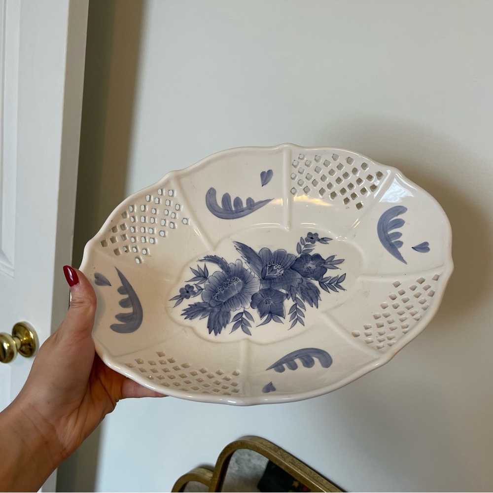 Toile hostess plate